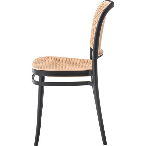 An elegant chair that combines lightness and comfort.