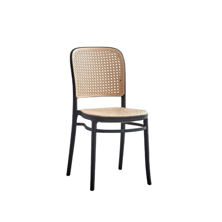 An elegant chair that combines lightness and comfort.